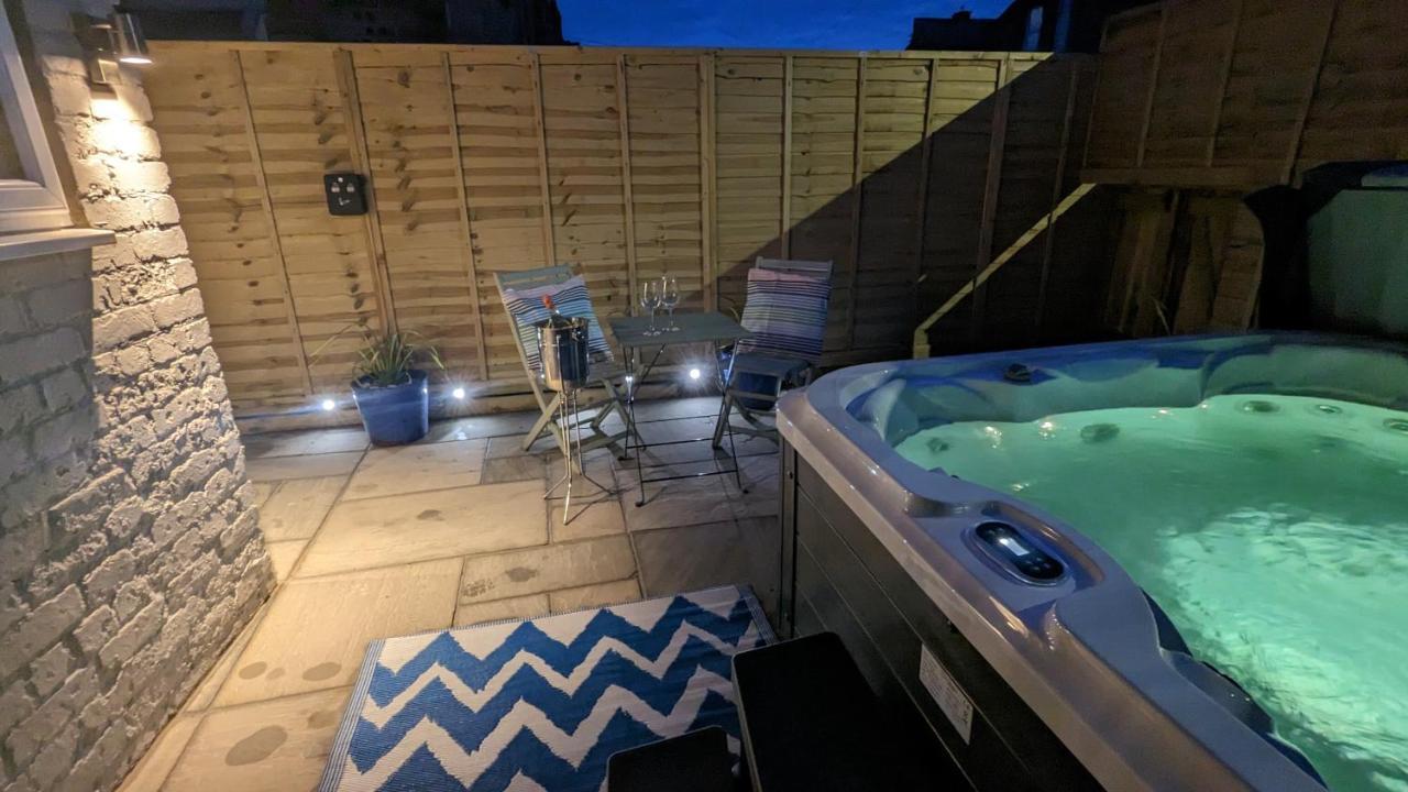 스카버러 Seaside Escapes - With Relaxing Hot Tub! 빌라 외부 사진